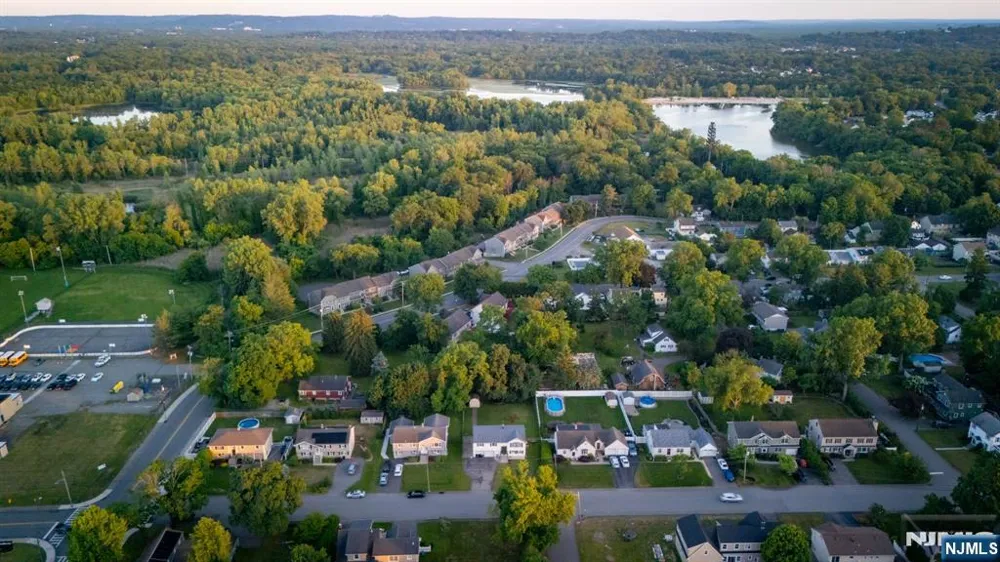 33 Oak Avenue Pequannock Township, NJ 07440