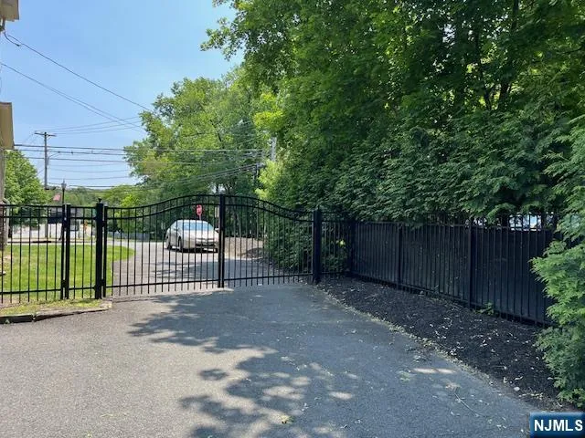 889 Circle Avenue Franklin Lakes, NJ 07417