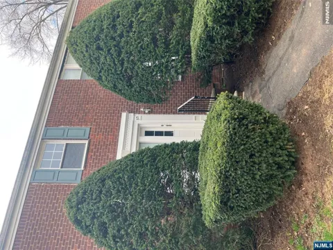 935 Broad Street