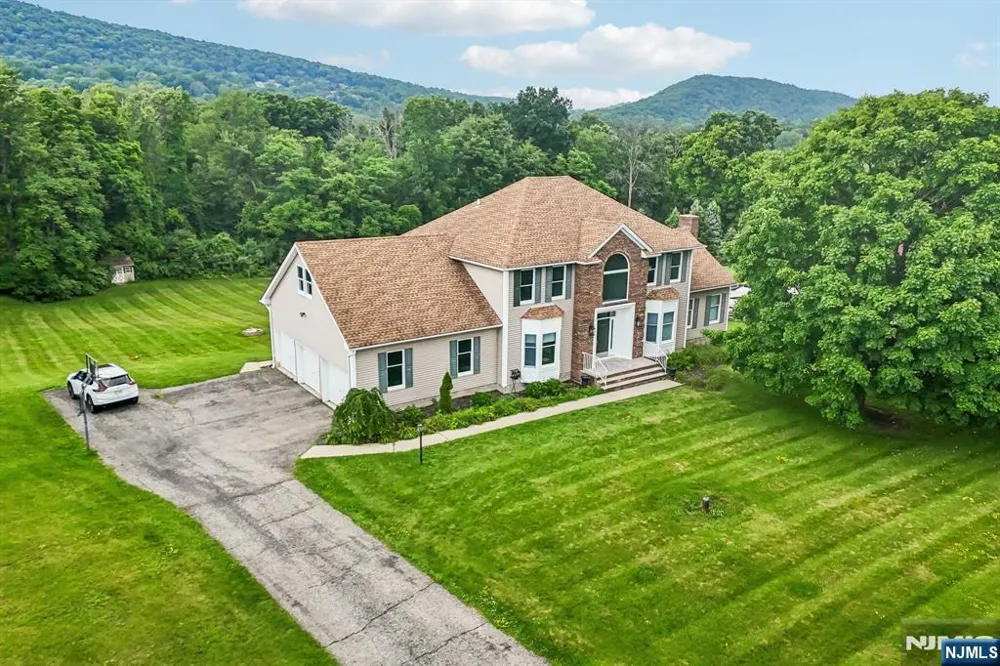 6 Comanche Trail Vernon, NJ 07462