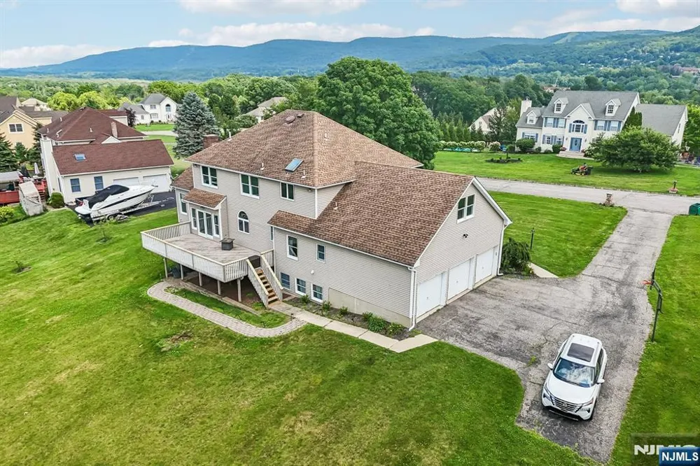 6 Comanche Trail Vernon, NJ 07462