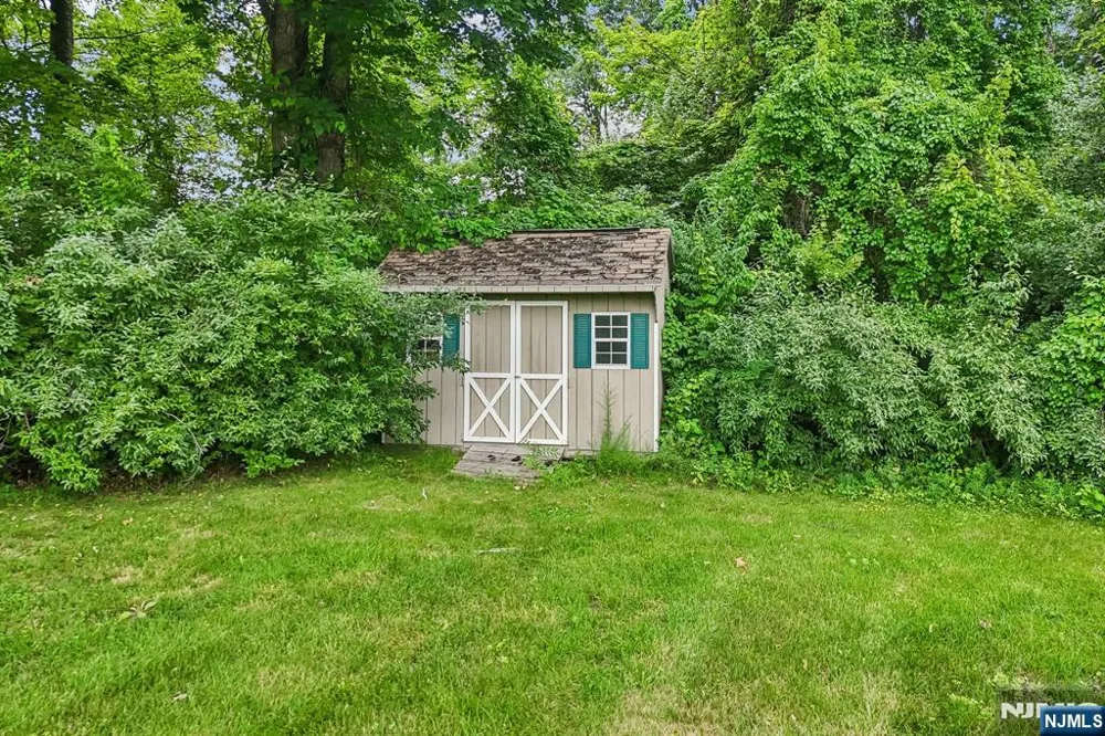 6 Comanche Trail Vernon, NJ 07462