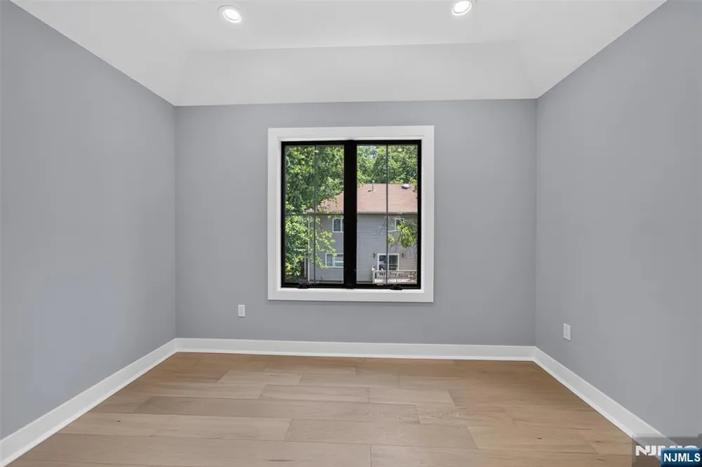27 Crestwood Drive Glen Rock, NJ 07452