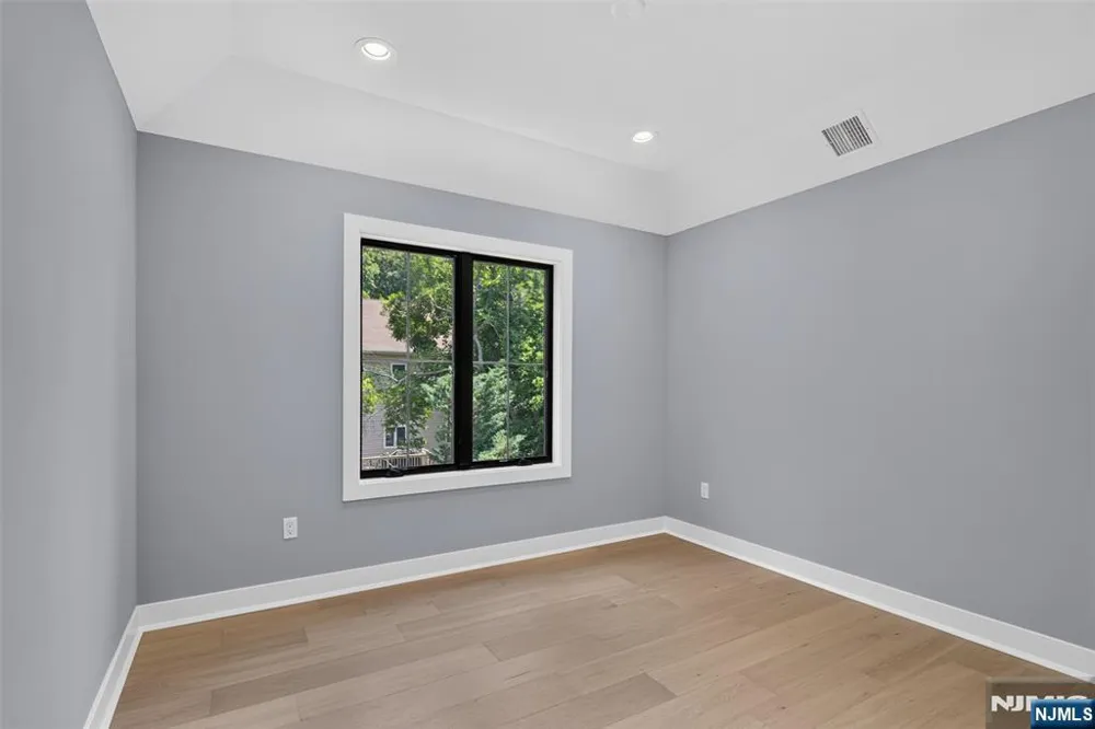 27 Crestwood Drive Glen Rock, NJ 07452