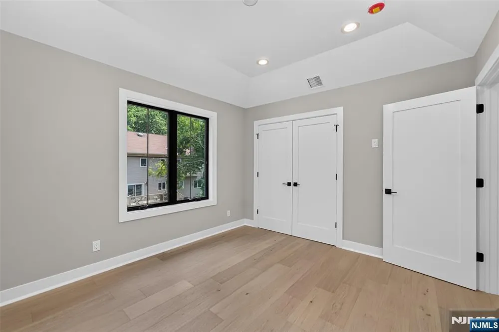 27 Crestwood Drive Glen Rock, NJ 07452