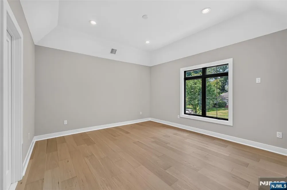 27 Crestwood Drive Glen Rock, NJ 07452