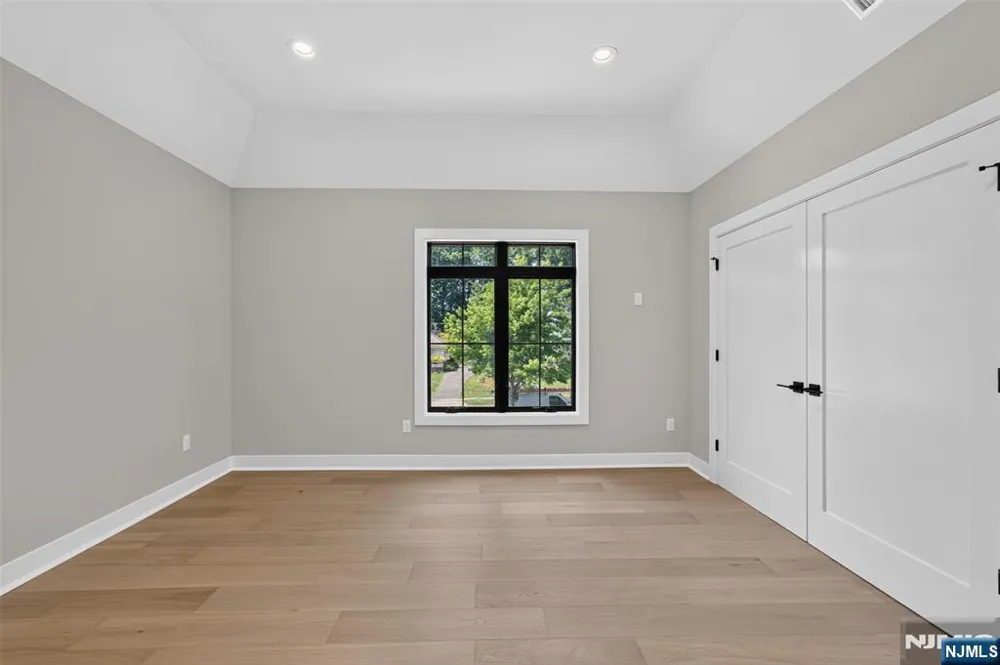 27 Crestwood Drive Glen Rock, NJ 07452