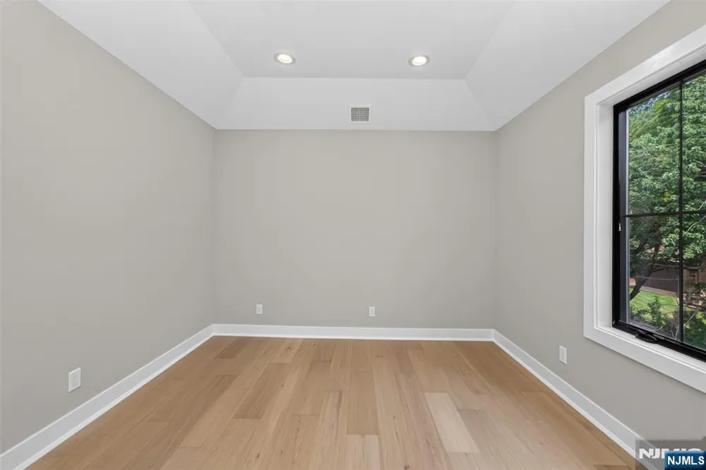 27 Crestwood Drive Glen Rock, NJ 07452