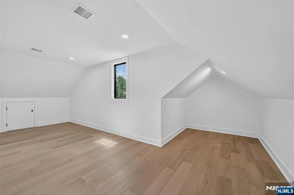 27 Crestwood Drive Glen Rock, NJ 07452