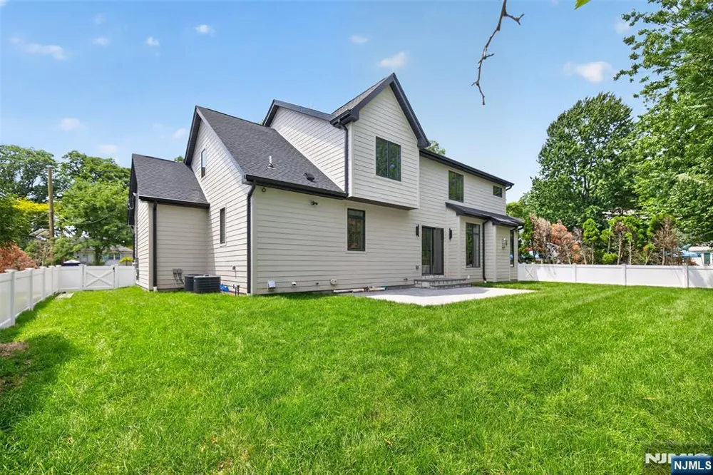 27 Crestwood Drive Glen Rock, NJ 07452