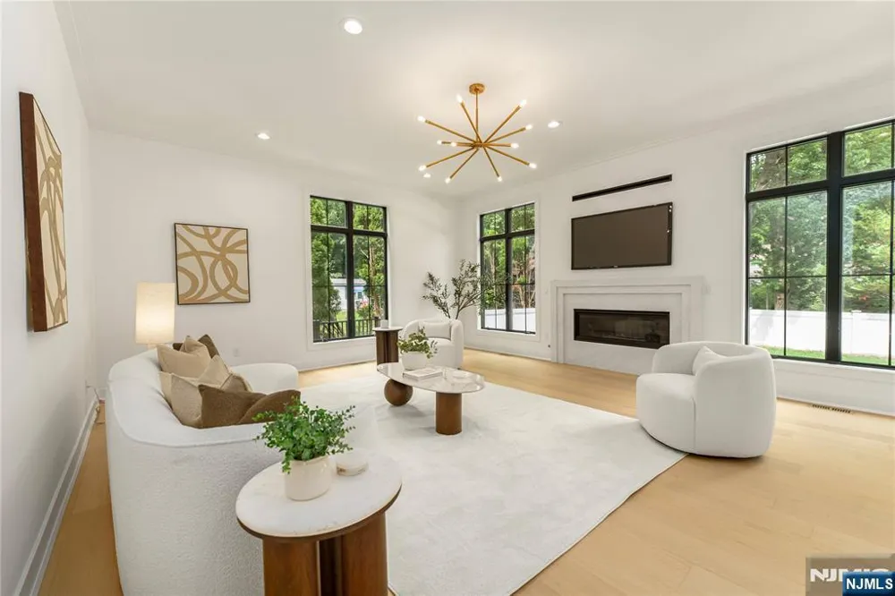 27 Crestwood Drive Glen Rock, NJ 07452