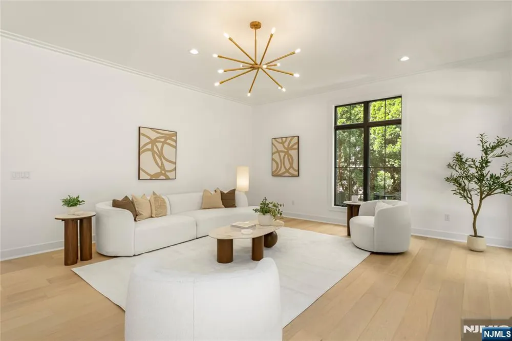 27 Crestwood Drive Glen Rock, NJ 07452