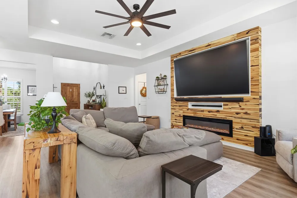 21911 Moffat Drive Briarcliff, TX 78669
