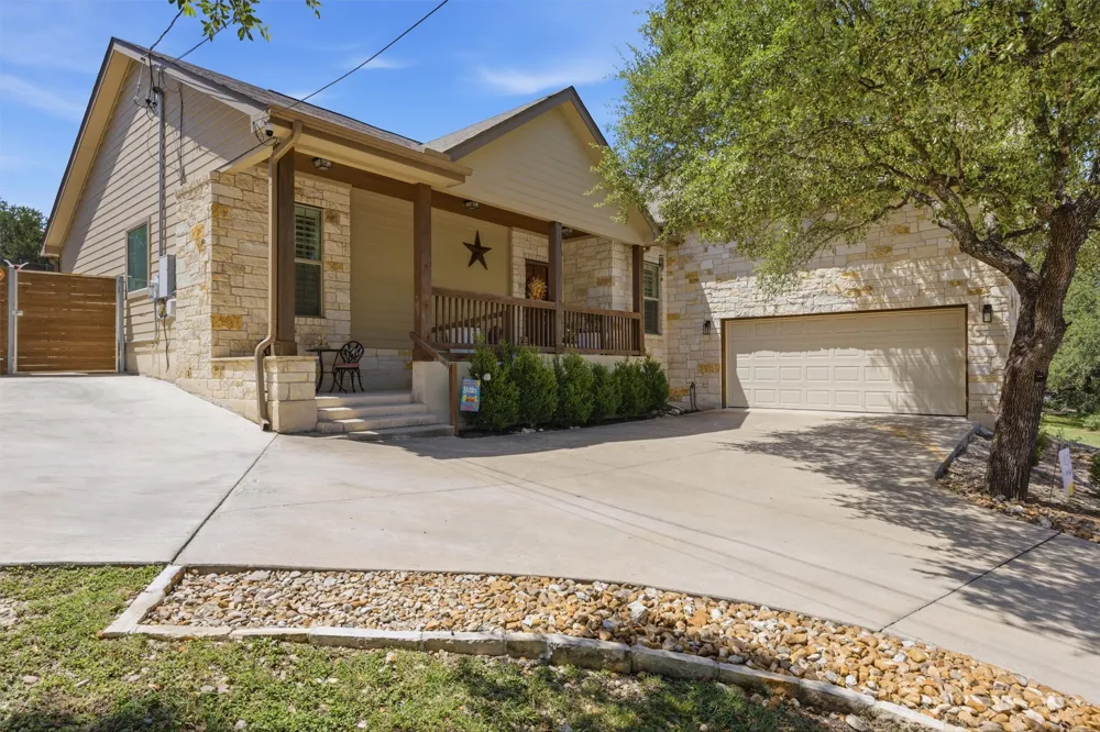 21911 Moffat Drive Briarcliff, TX 78669