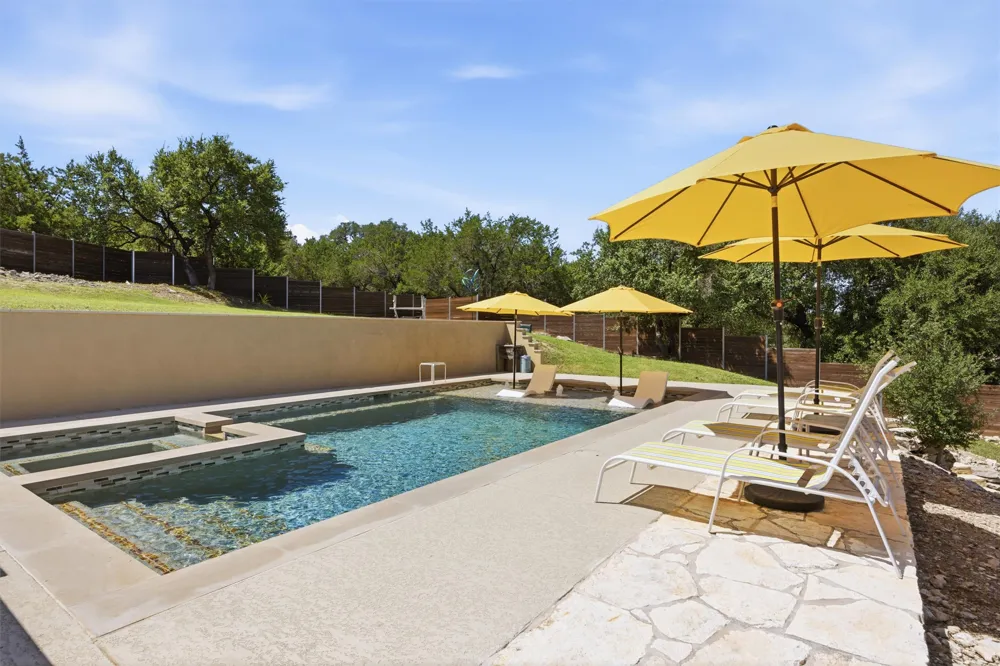 21911 Moffat Drive Briarcliff, TX 78669