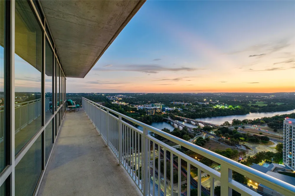 222 West Avenue #2802 Austin, TX 78701