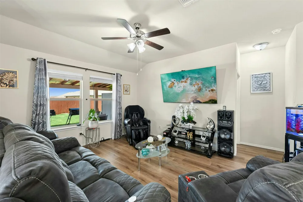 113 Reagor Drive Taylor, TX 76574