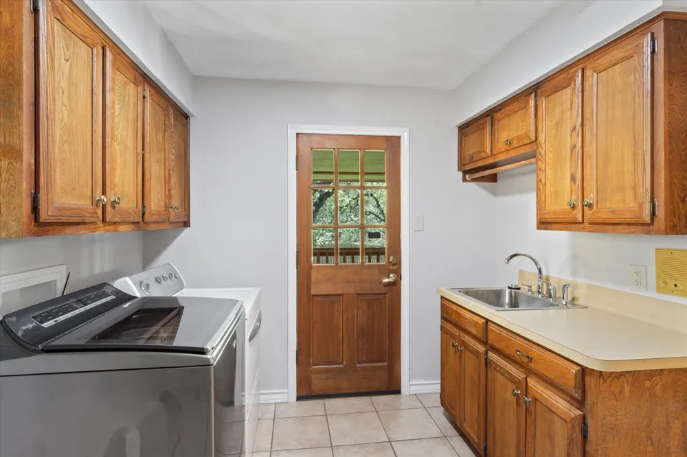 10806 Wintergreen Hill Austin, TX 78750