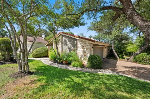102 Crescent Bluff