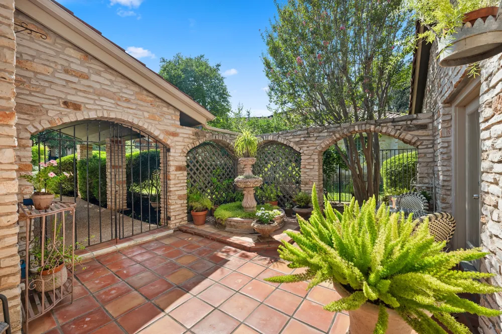 102 Crescent Bluff Lakeway, TX 78734