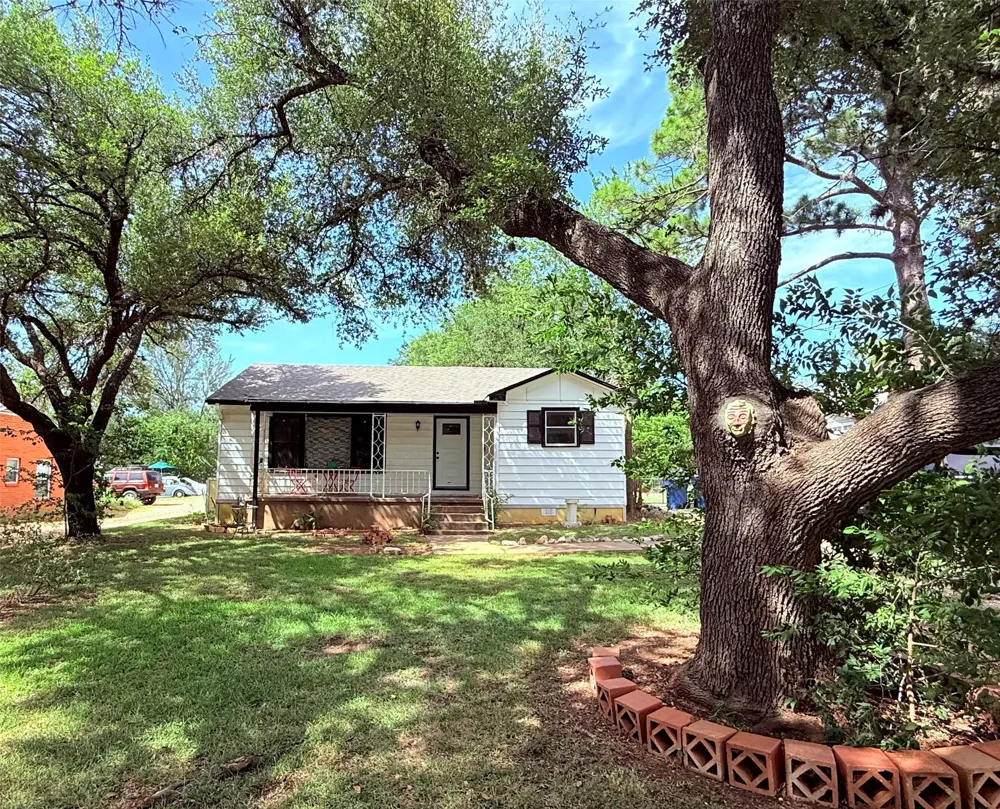 1133 Avenue C Elgin, TX 78621
