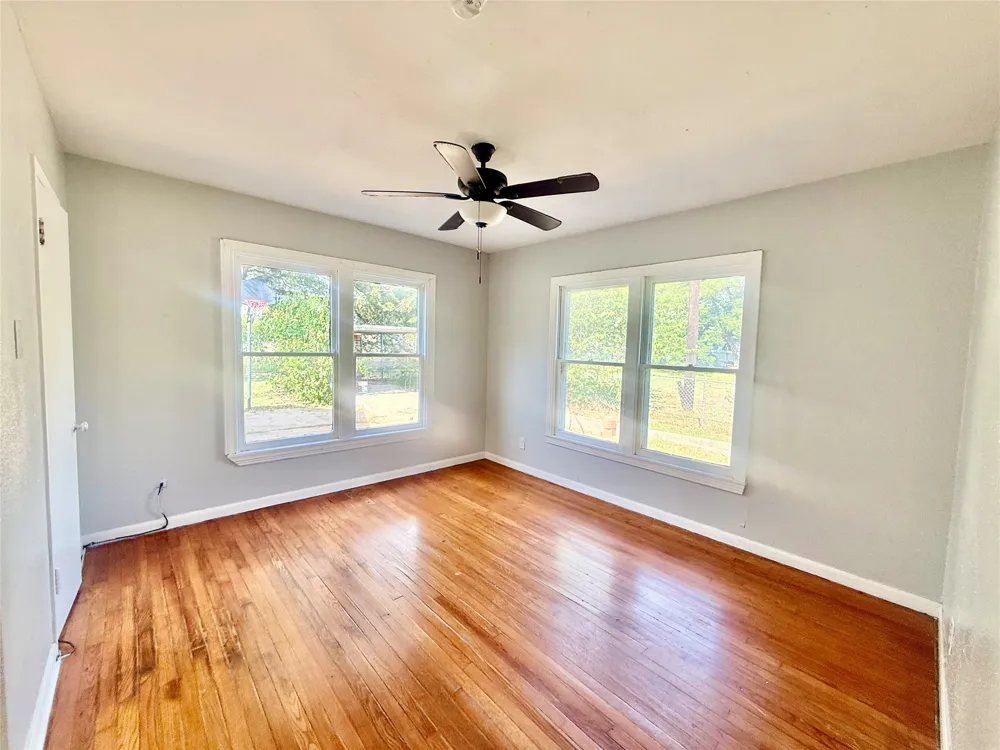 1133 Avenue C Elgin, TX 78621