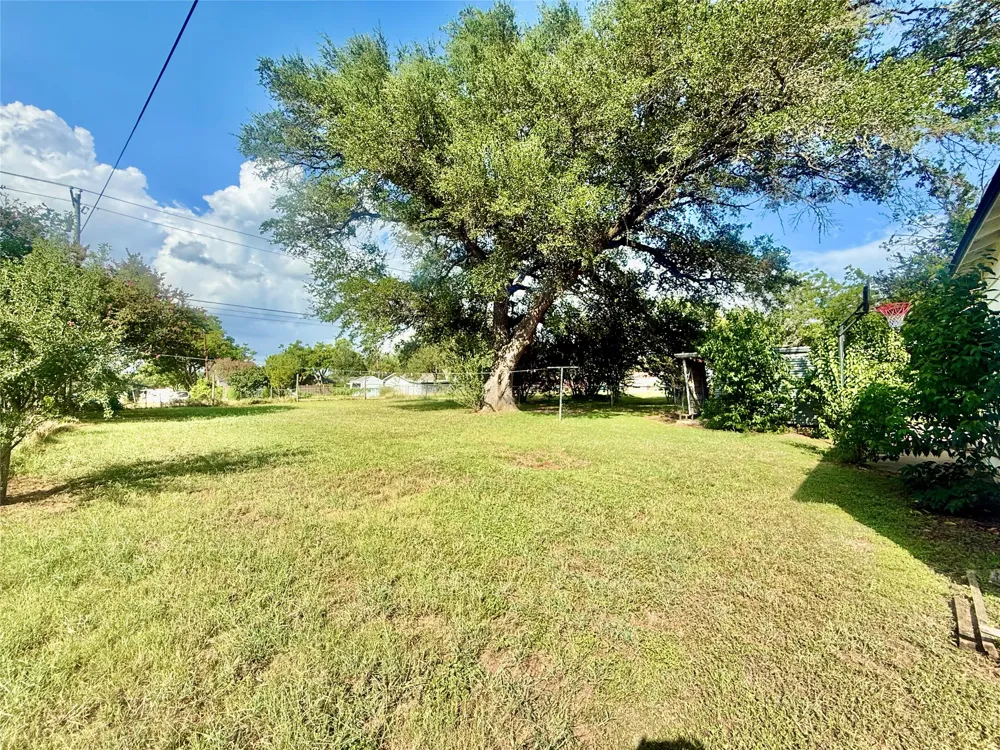 1133 Avenue C Elgin, TX 78621