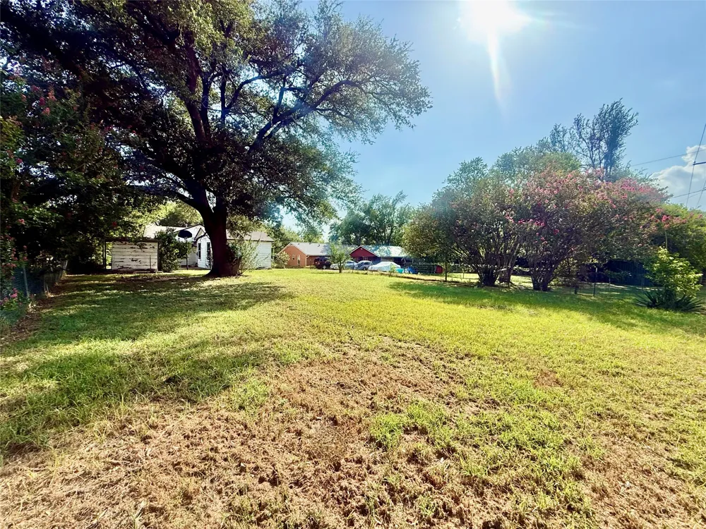 1133 Avenue C Elgin, TX 78621