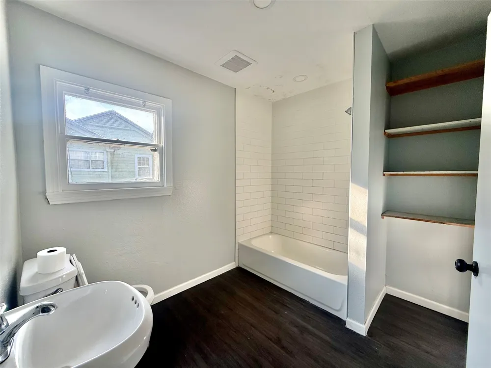 1133 Avenue C Elgin, TX 78621