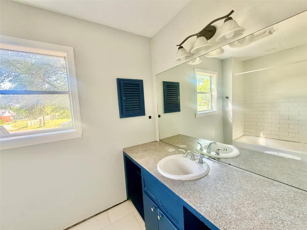 1133 Avenue C Elgin, TX 78621