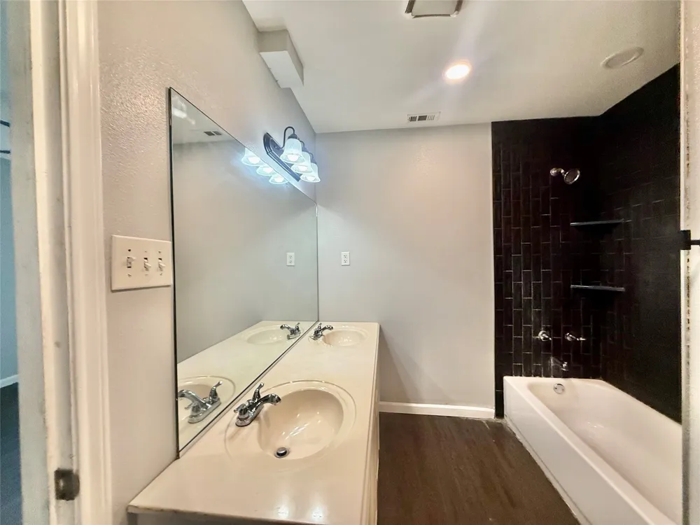 1133 Avenue C Elgin, TX 78621
