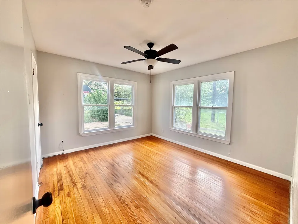 1133 Avenue C Elgin, TX 78621