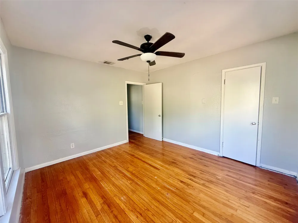 1133 Avenue C Elgin, TX 78621