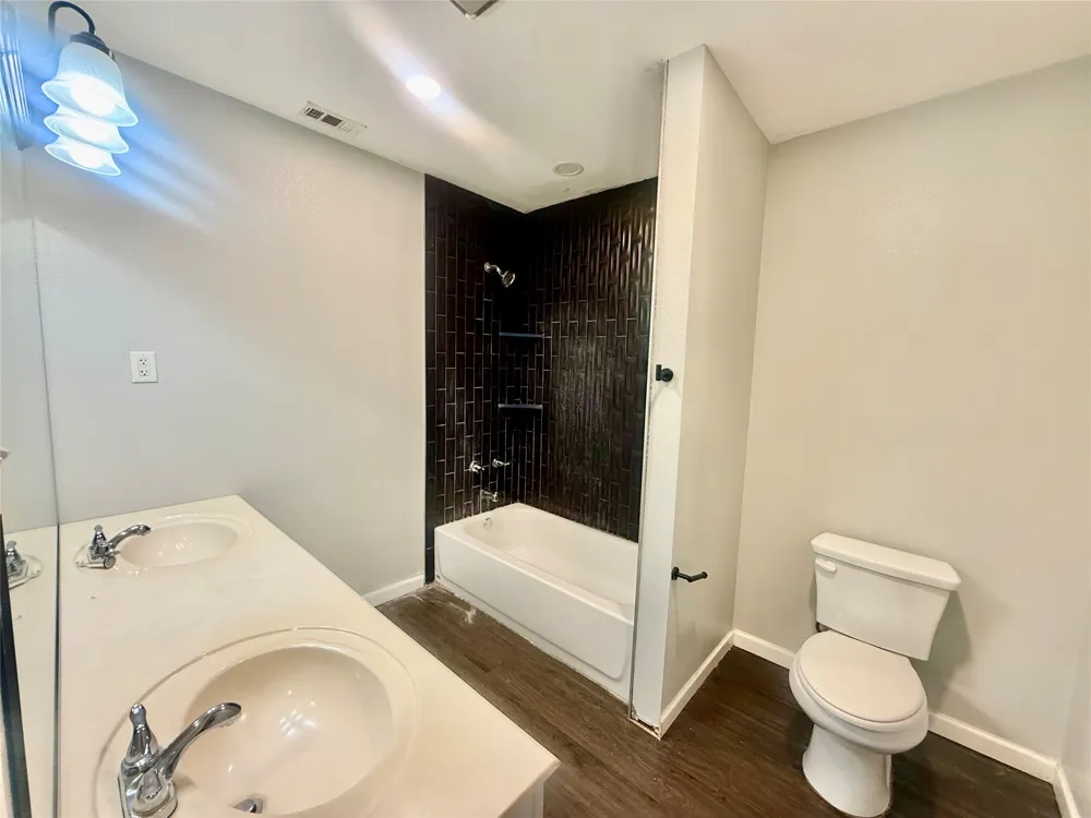 1133 Avenue C Elgin, TX 78621