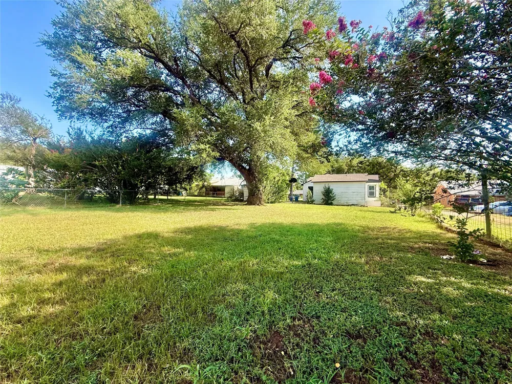 1133 Avenue C Elgin, TX 78621