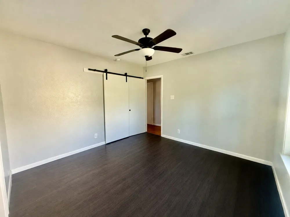 1133 Avenue C Elgin, TX 78621