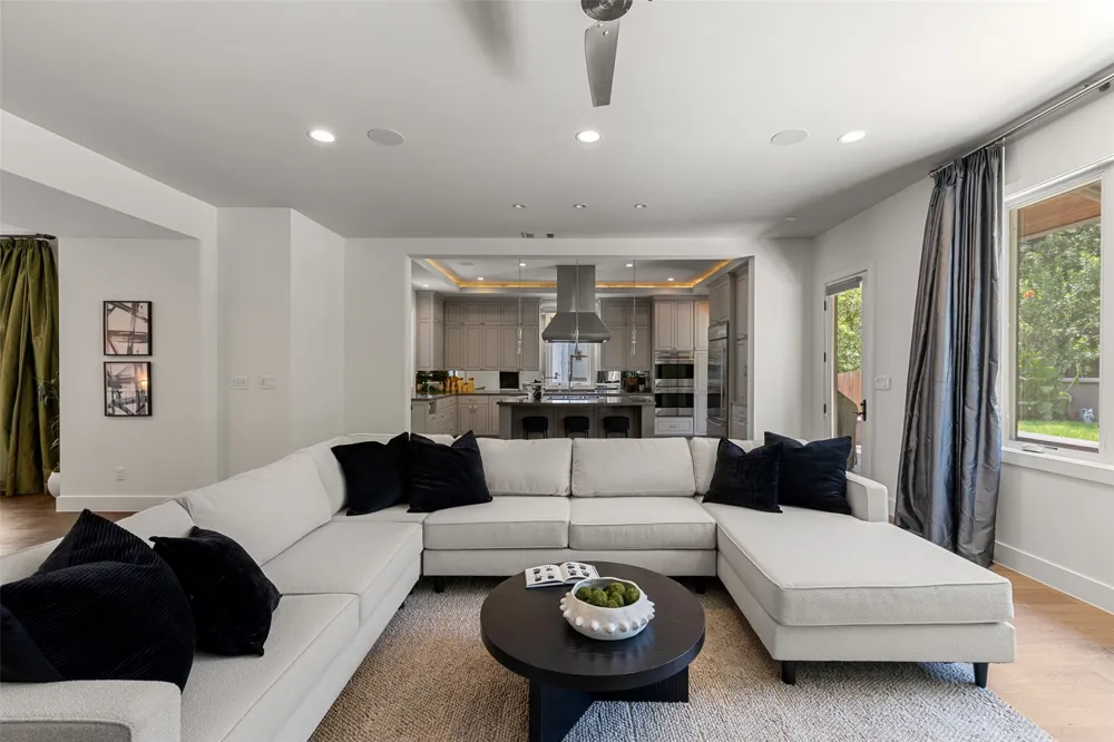 1704 East Side Drive Austin, TX 78704