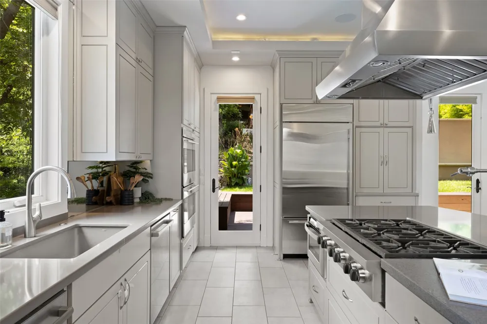 1704 East Side Drive Austin, TX 78704
