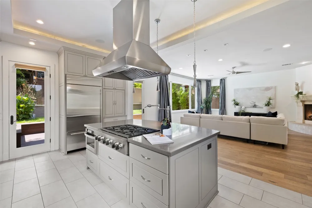 1704 East Side Drive Austin, TX 78704