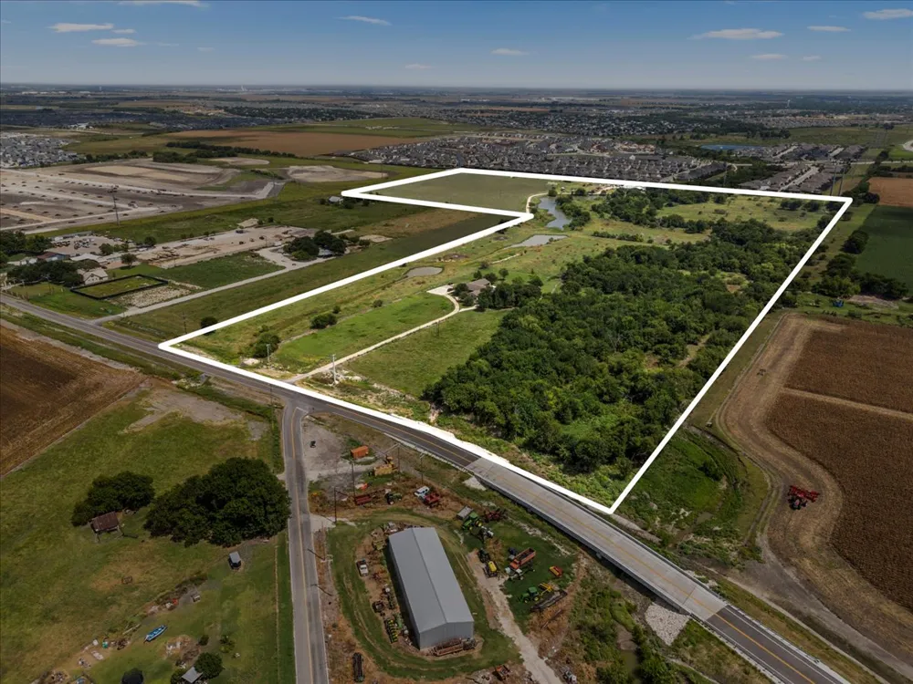 5300 County Road 100 Hutto, TX 78634