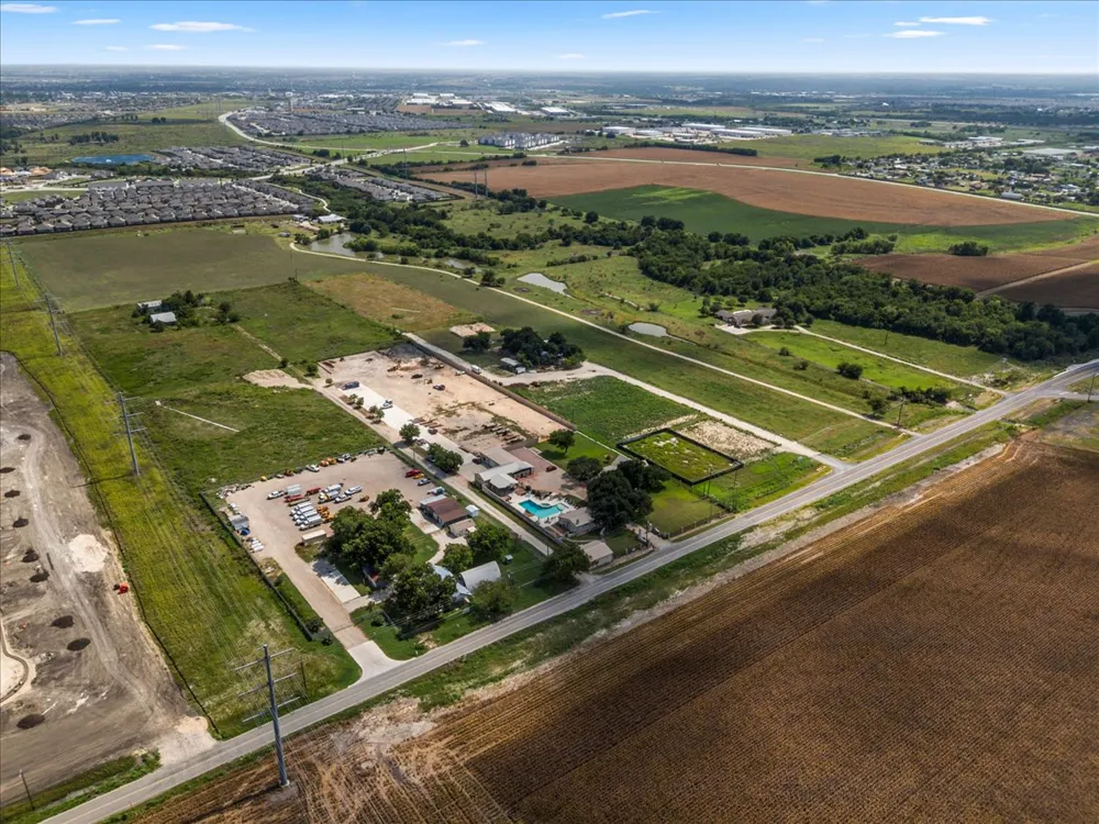 5300 County Road 100 Hutto, TX 78634