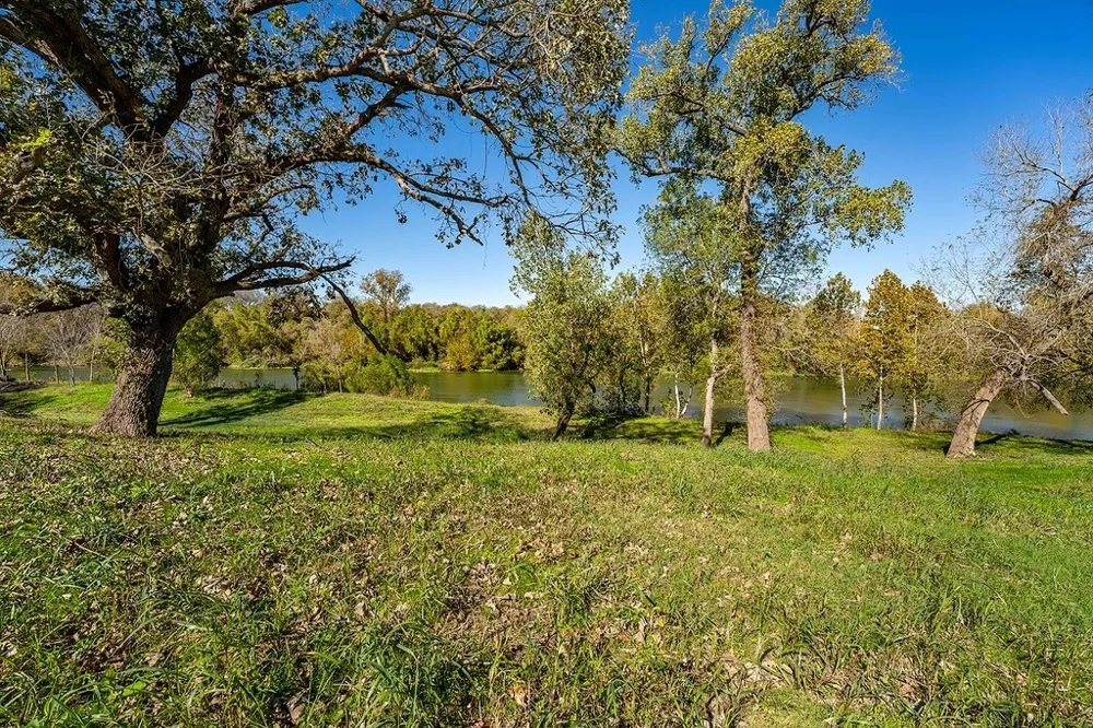 3 Fayette Shores Cove West Point, TX 78963