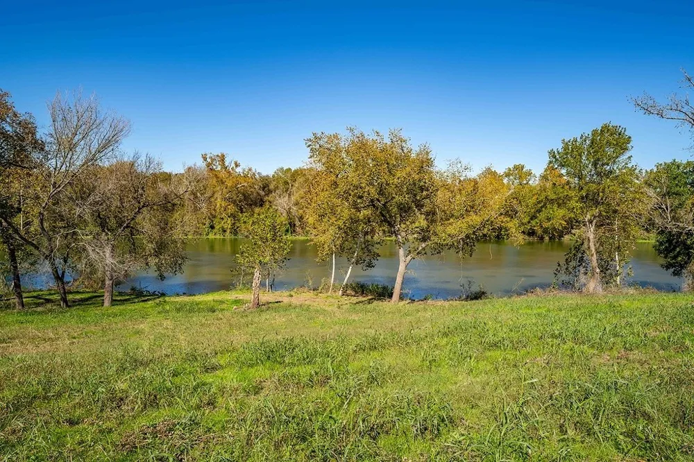 3 Fayette Shores Cove West Point, TX 78963