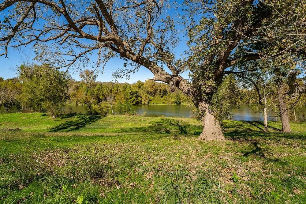 3 Fayette Shores Cove West Point, TX 78963