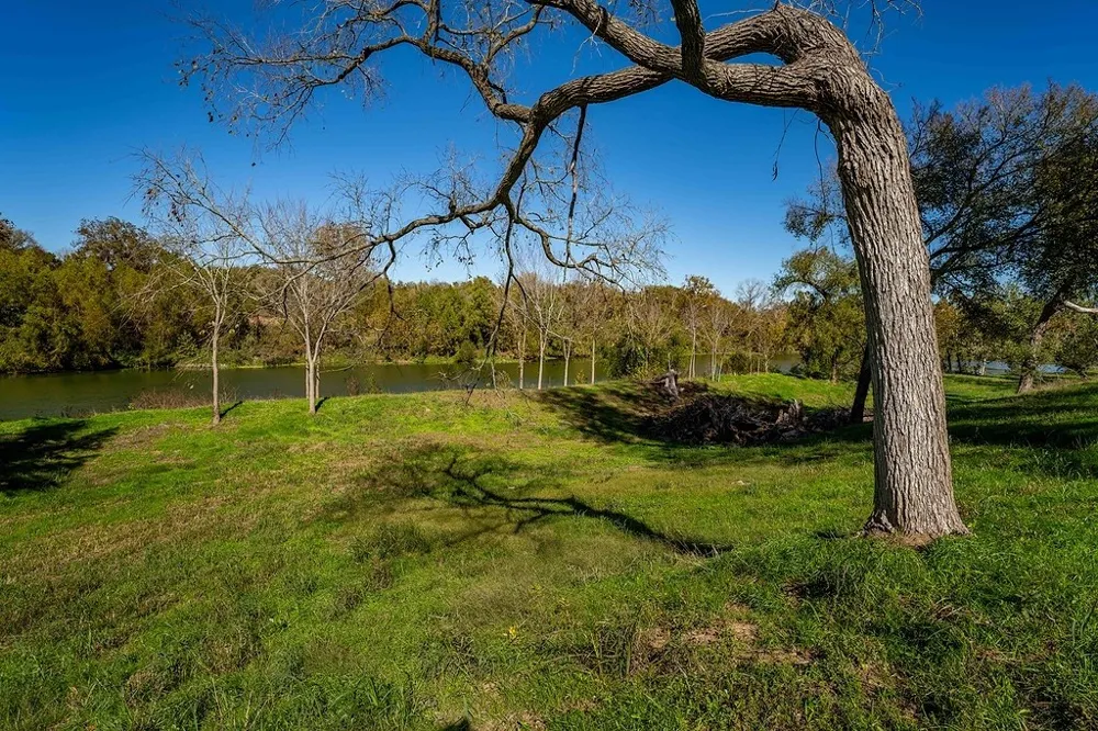 3 Fayette Shores Cove West Point, TX 78963