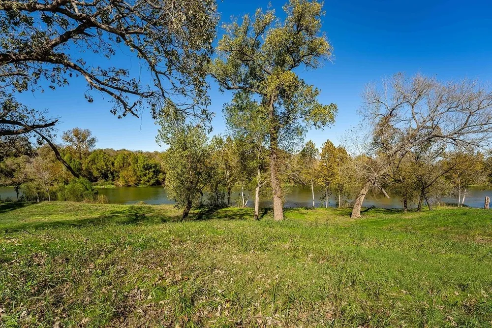 3 Fayette Shores Cove West Point, TX 78963