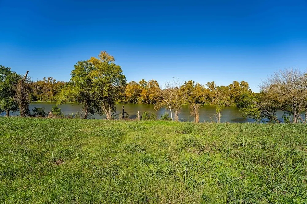 3 Fayette Shores Cove West Point, TX 78963