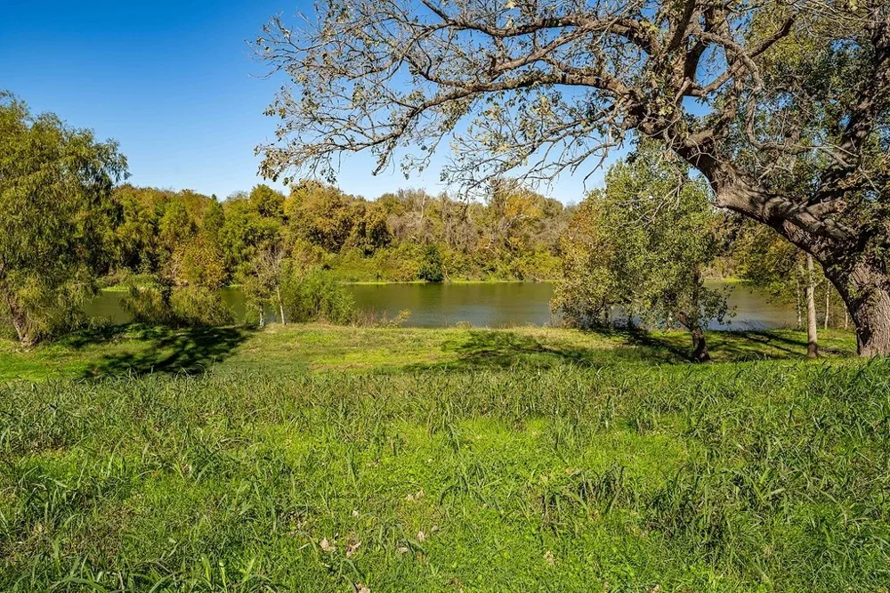 3 Fayette Shores Cove West Point, TX 78963