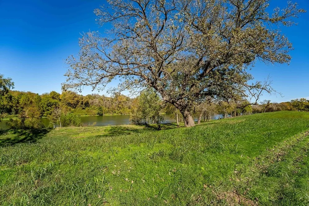 3 Fayette Shores Cove West Point, TX 78963