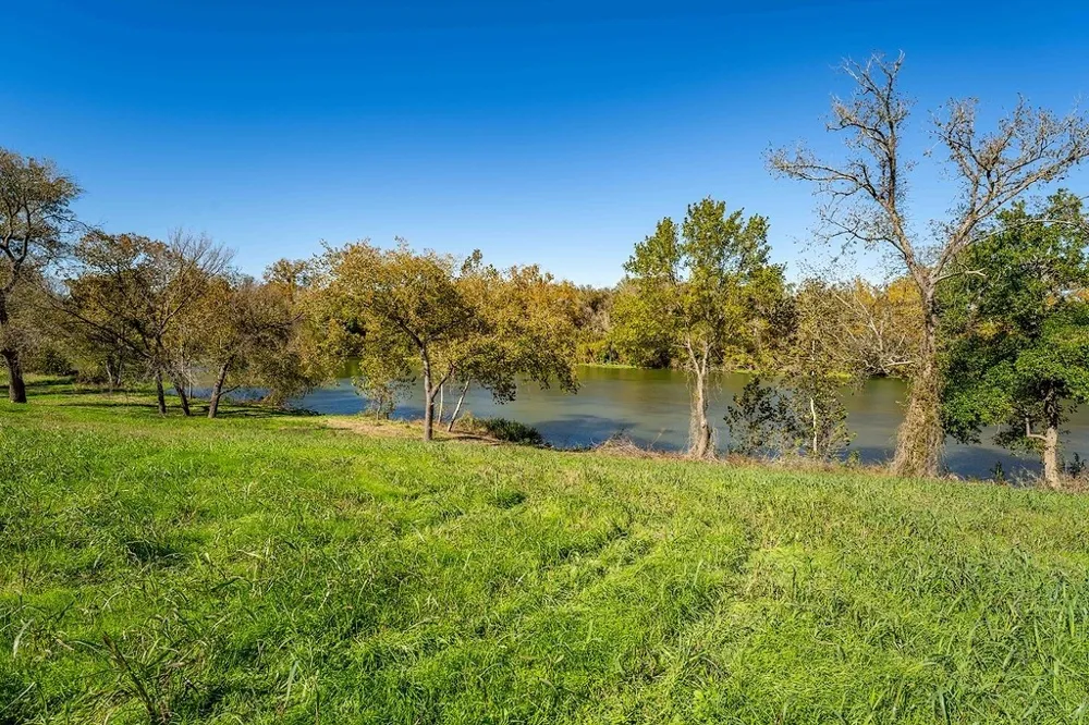 3 Fayette Shores Cove West Point, TX 78963